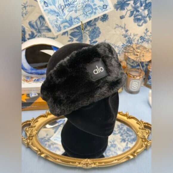 🆕 ALO YOGA 🧿 NWOT Faux Fur Ear Warmers - Black - Picture 4 of 13